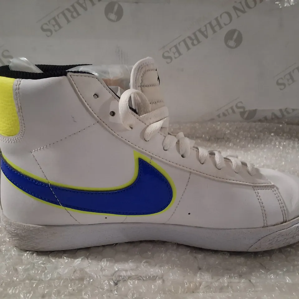 NIKE WHITE HIGH-TOP SNEAKERS – UK 6 (US 6.5Y) 