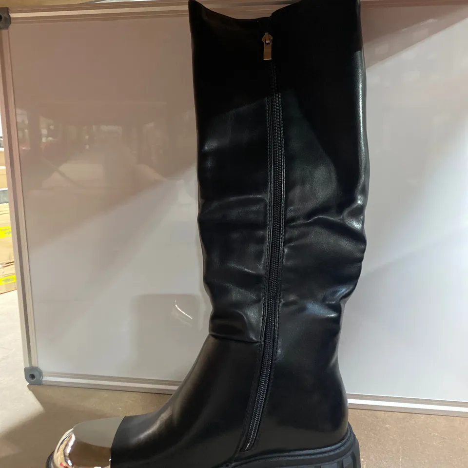 PAIR OF BLACK BOOTS SIZE 39