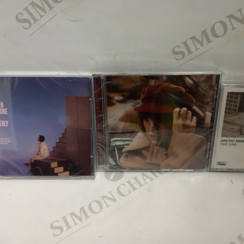 LOT OF APPROXIMATELY 50 CDS & CASSETTES, TO INCLUDE TAYLOR SWIFT, LEWIS CAPALDI, ARCTIC MONKEYS, ETC