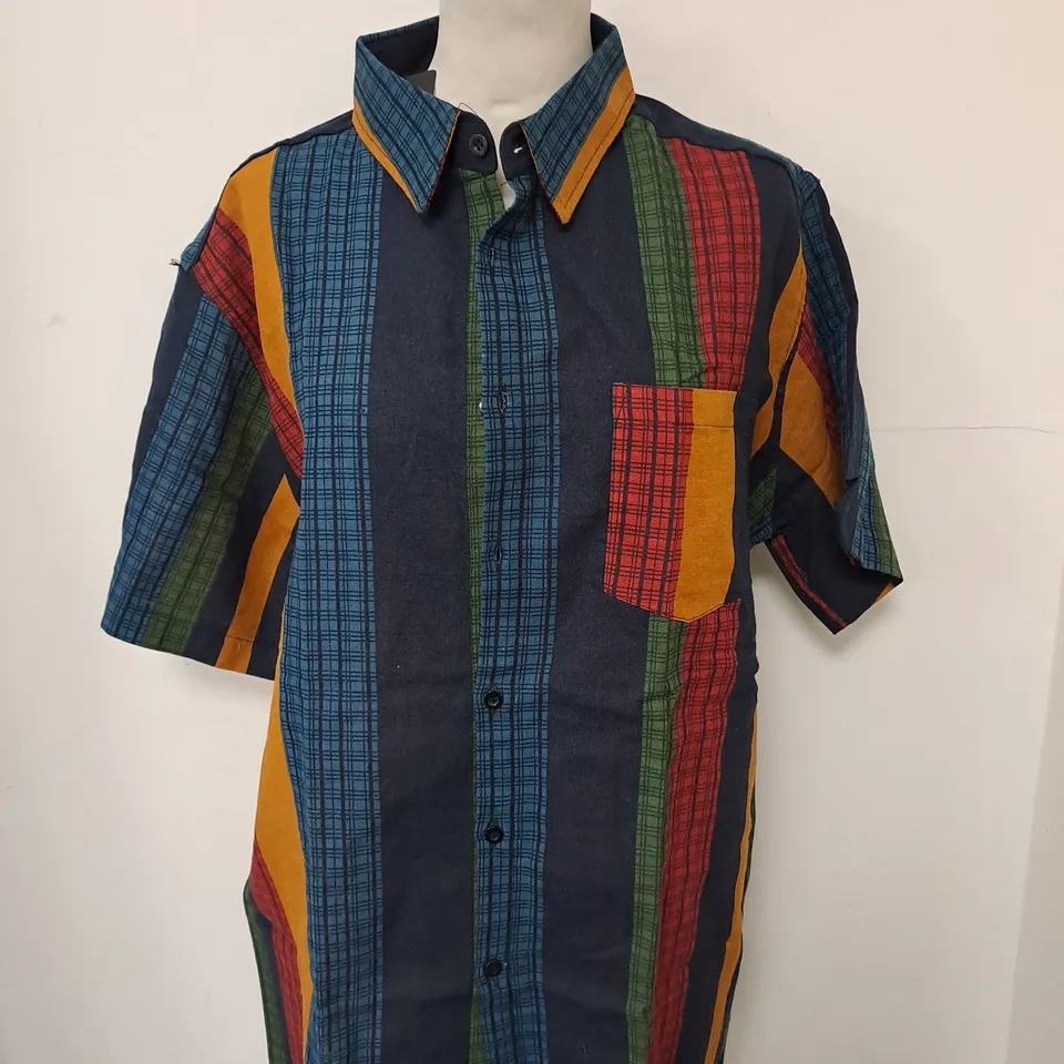 LUCMATTON SHORT SLEEVE SHIRT SIZE LARGE 