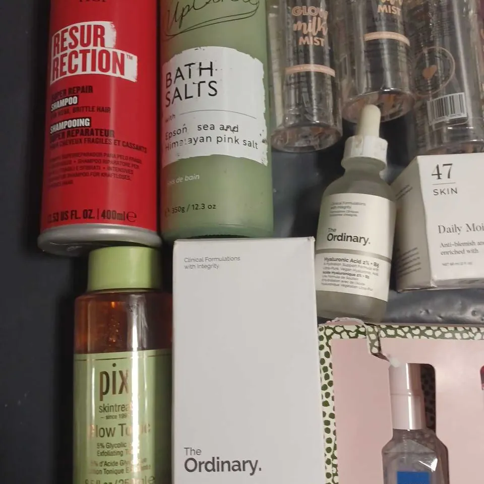 LOT OF APPROXIMATELY 14 ASSORTED HEALTH AND BEAUTY ITEMS TO INCLUDE TED BAKER MINIATURES COLLECTION, GLOW MILK MIST AND THE ORDINARY TONER