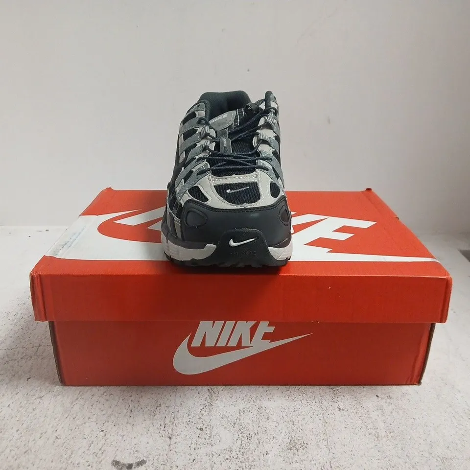 BOXED PAIR OF NIKE P-6000 TRAINERS IN BLACK/GREY SIZE UK 9