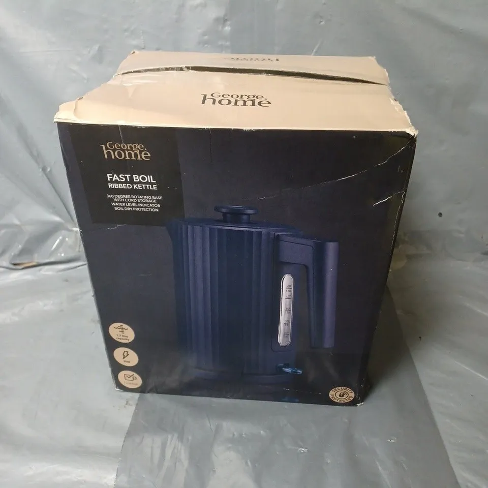 BOXED FAST BOIL RIBBED KETTLE IN NAVY