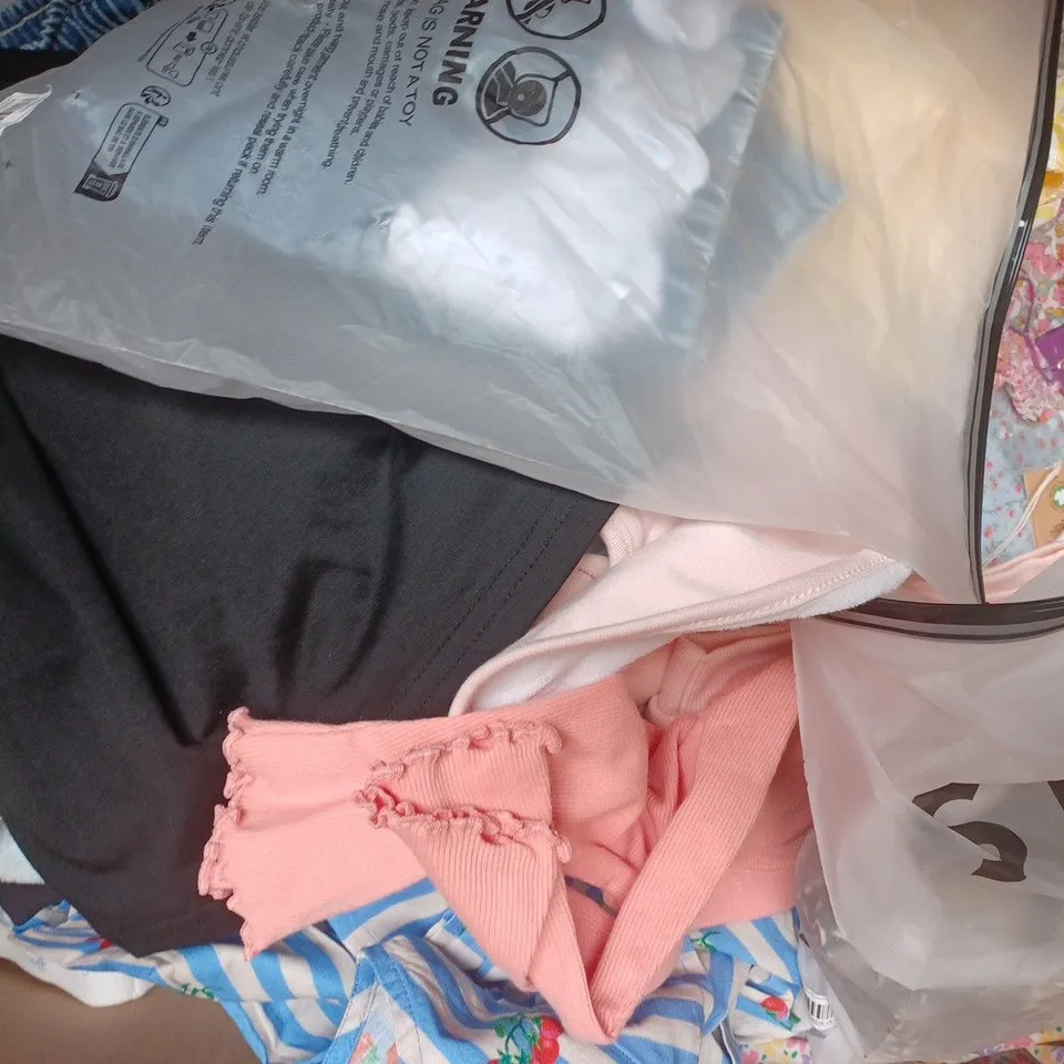 BOX OF APPROXIMATELY 20 ASSORTED KID'S CLOTHING AND FASHION ITEMS IN VARIOUS STYLES, SIZES, AND COLOURS, ETC - COLLECTION ONLY
