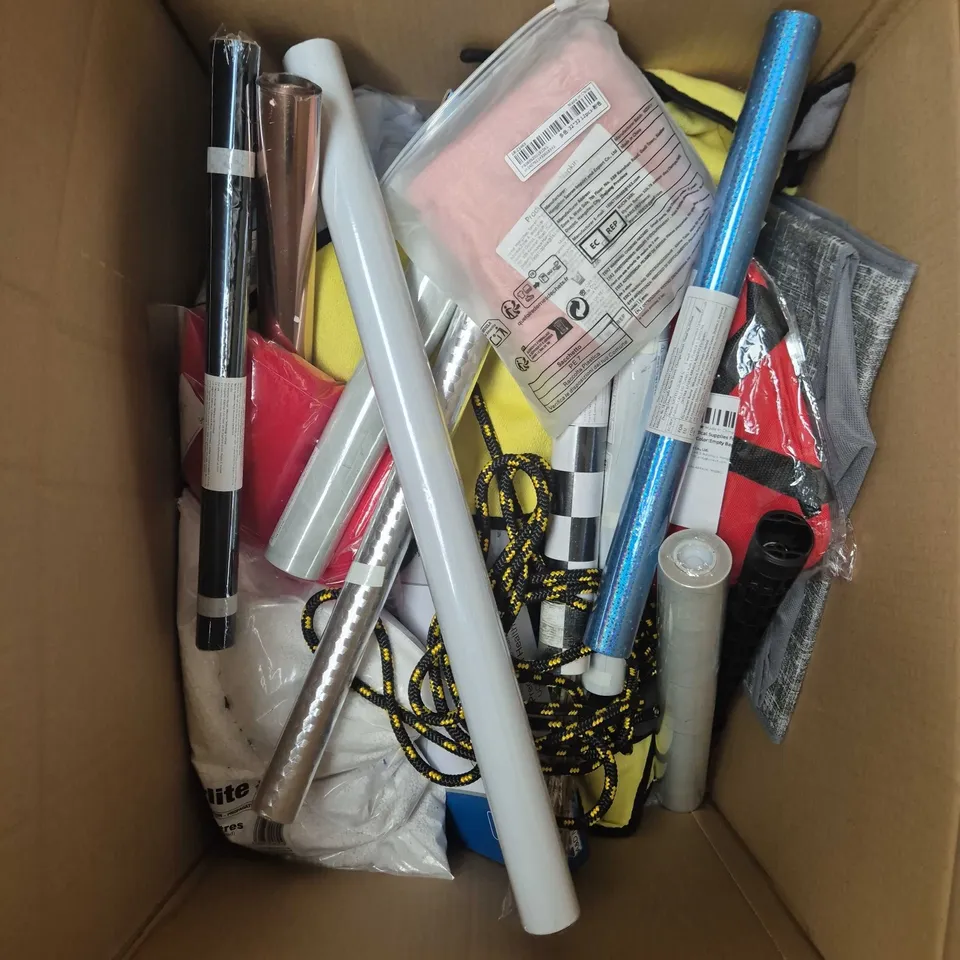 APPROXIMATELY 15 ASSORTED HOUSEHOLD PRODUCTS TO INCLUDE PLASTIC PLATES, WALLPAPER, PICNIC RUG ETC 