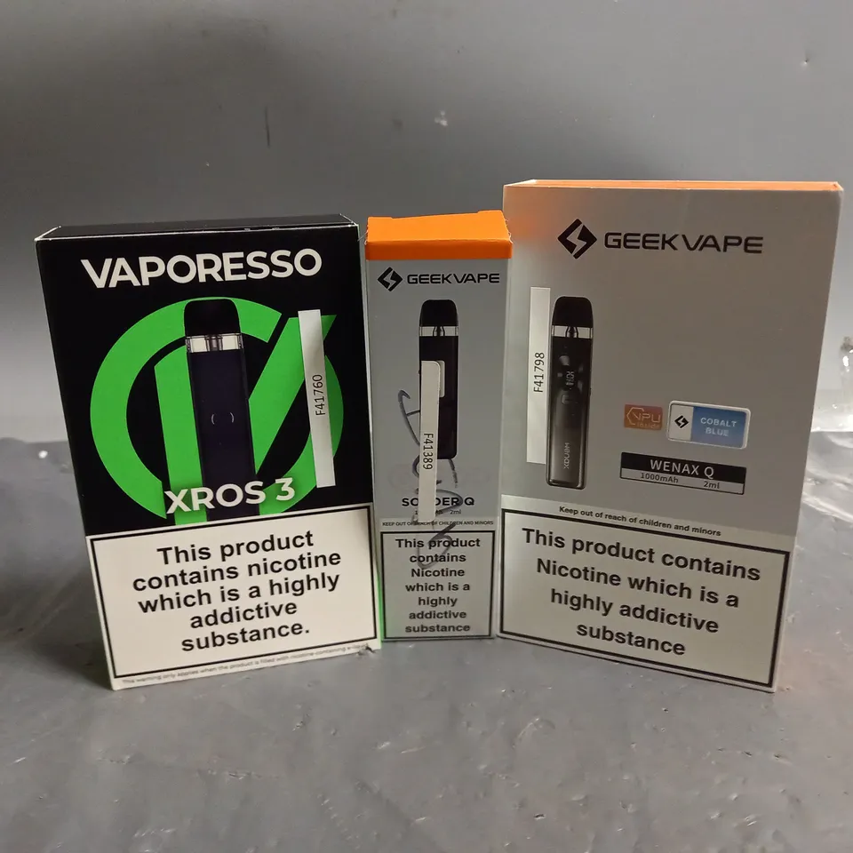 APPROXIMATELY 16 VAPES & E-CIGARETTES TO INCLUDE GEEKVAPE WENAX Q, VAPORESSO XROS 3, GEEKVAPE SONDER Q, ETC