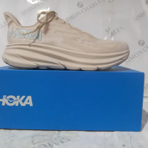 BOXED PAIR OF HOKA TRAINERS IN BEIGE UK SIZE 8