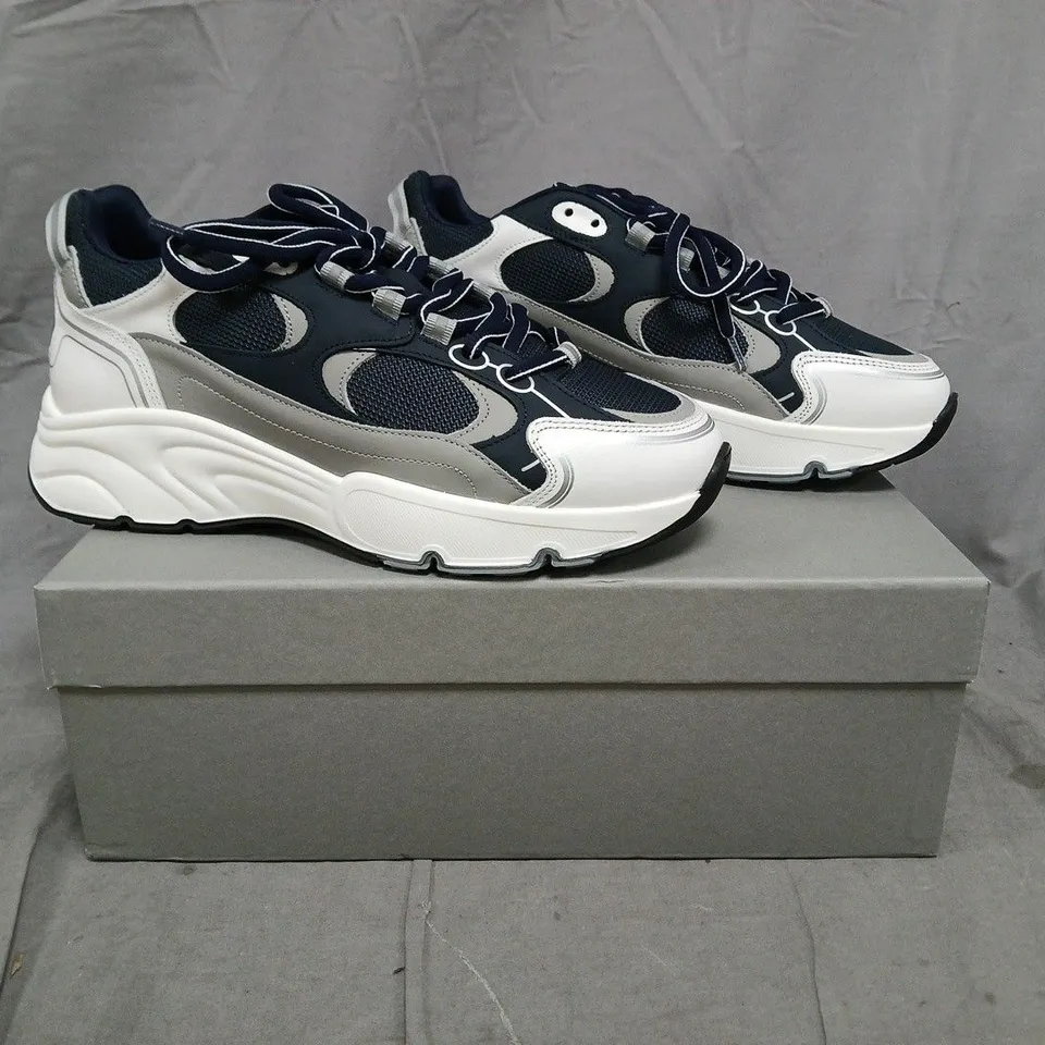 BOXED PAIR OF CLEENS PULSE RUNNER TRAINERS IN MIDNIGHT/WHITE SIZE UK 8