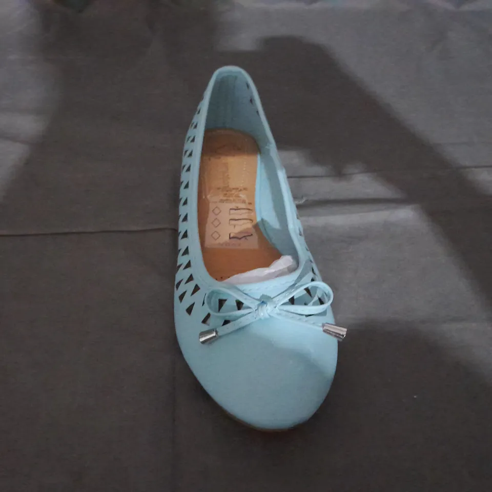 APPROXIMATELY 10 PAIRS OF FLAT SLIP ON SHOES TO INCLUDE SIZE 7