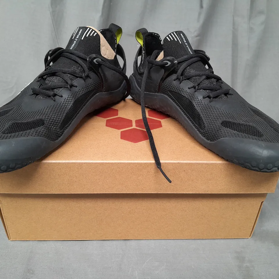 BOXED PAIR OF VIVOBAREFOOT MOTUS STRENGTH SHOES IN BLACK UK SIZE 7