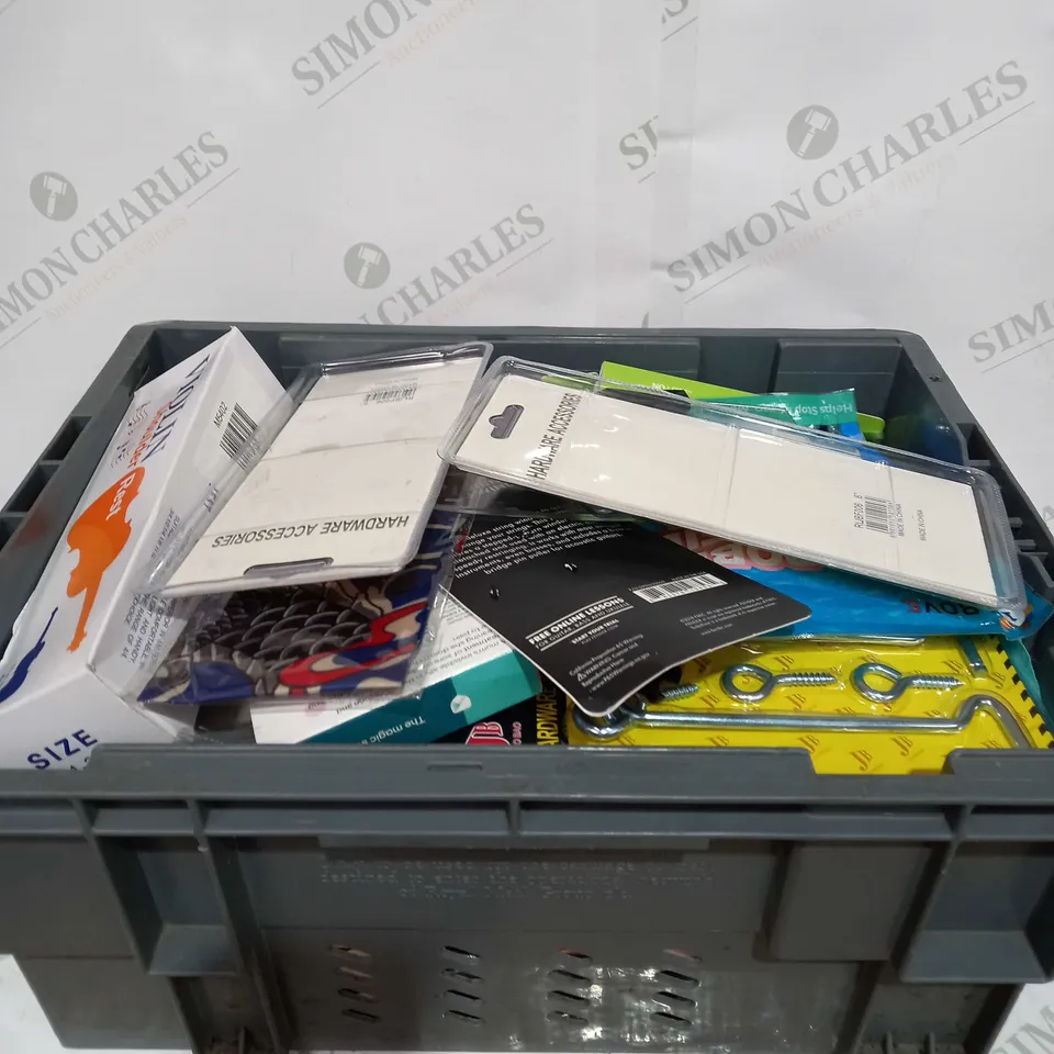 BOX TO CONTAIN APPROX 30 ASSORTED HOUSEHOLD PRODUCTS, INCLUDES NOTE BOOK, VIOLIN SHOULDER REST, HARDWARE ACCESSORIES ETC 