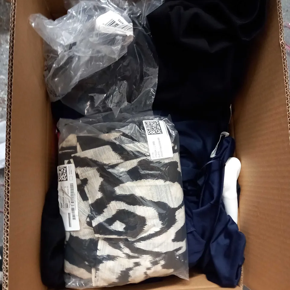 MEDIUM BOX OF ASSORTED CLOTHING ITEMS TO INCLUDE T-SHIRTS, DRESSES AND PANTS