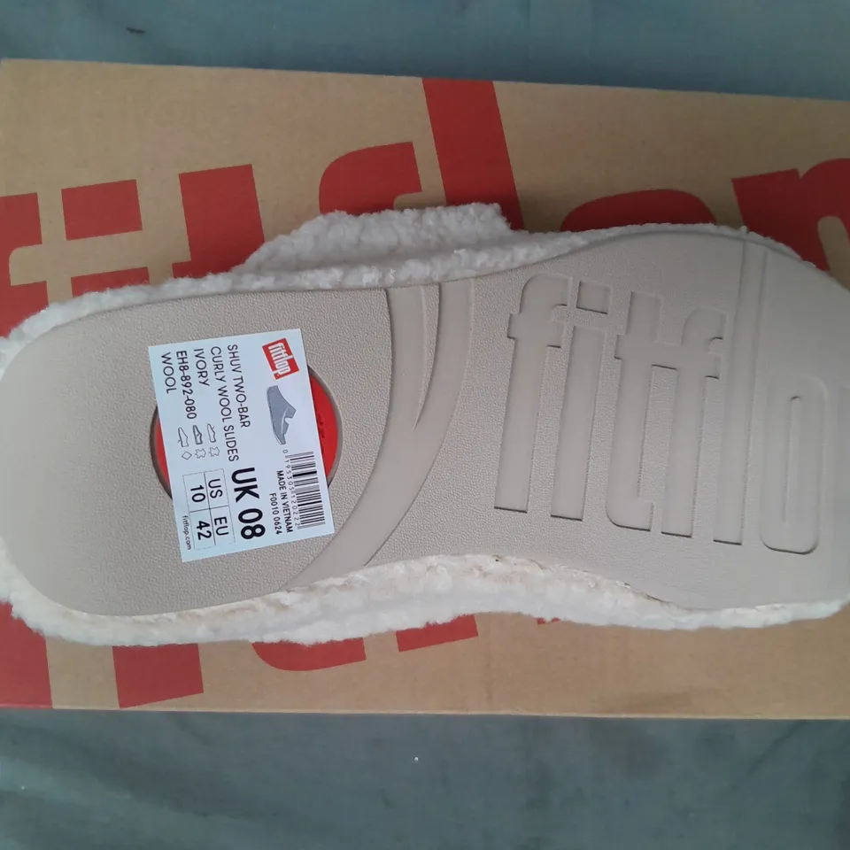 BOXED PAIR OF FITFLOP OPEN TOE FLEECE SANDALS IN IVORY UK SIZE 8