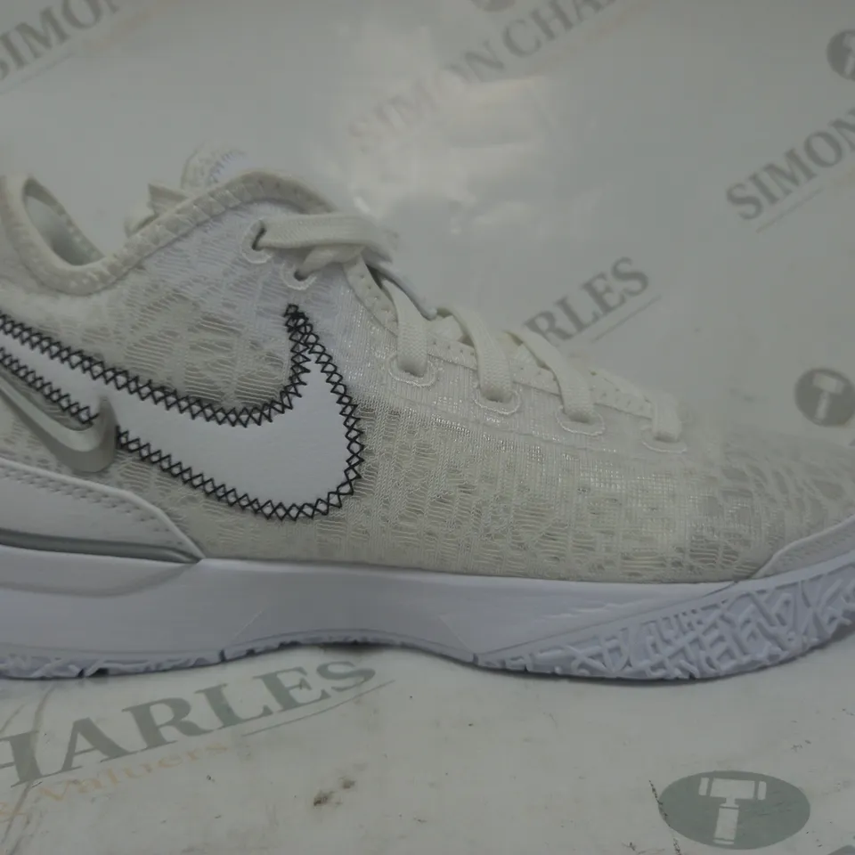 PAIR OF NIKE AIR ZOOM TRAINERS IN WHITE UK SIZE 5.5