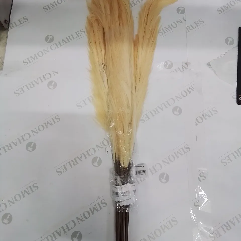 PALLET CONTAINING APPROXIMATELY 15 BOXES OF SAMSUNG GALAXY S9 CASES AND APPROXIMATELY BOXES OF FAUX PAMPAS STEMS