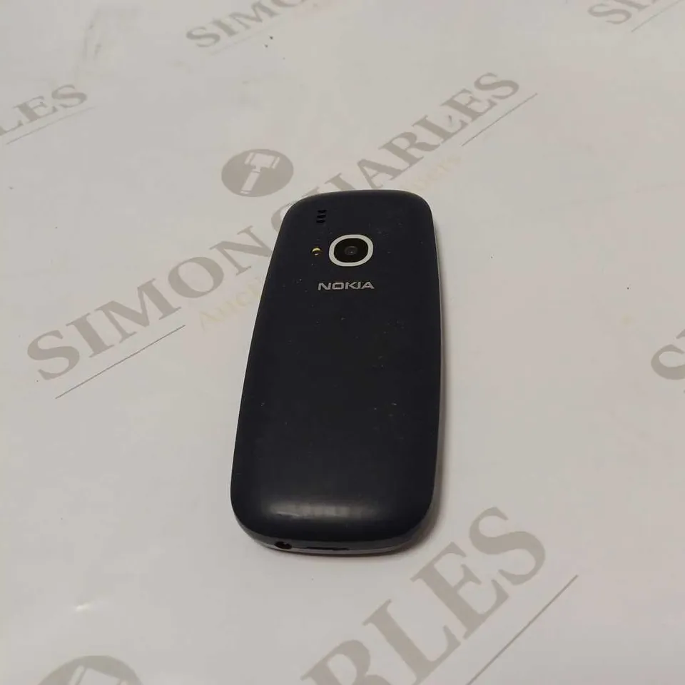 BLACK NOKIA PHONE 