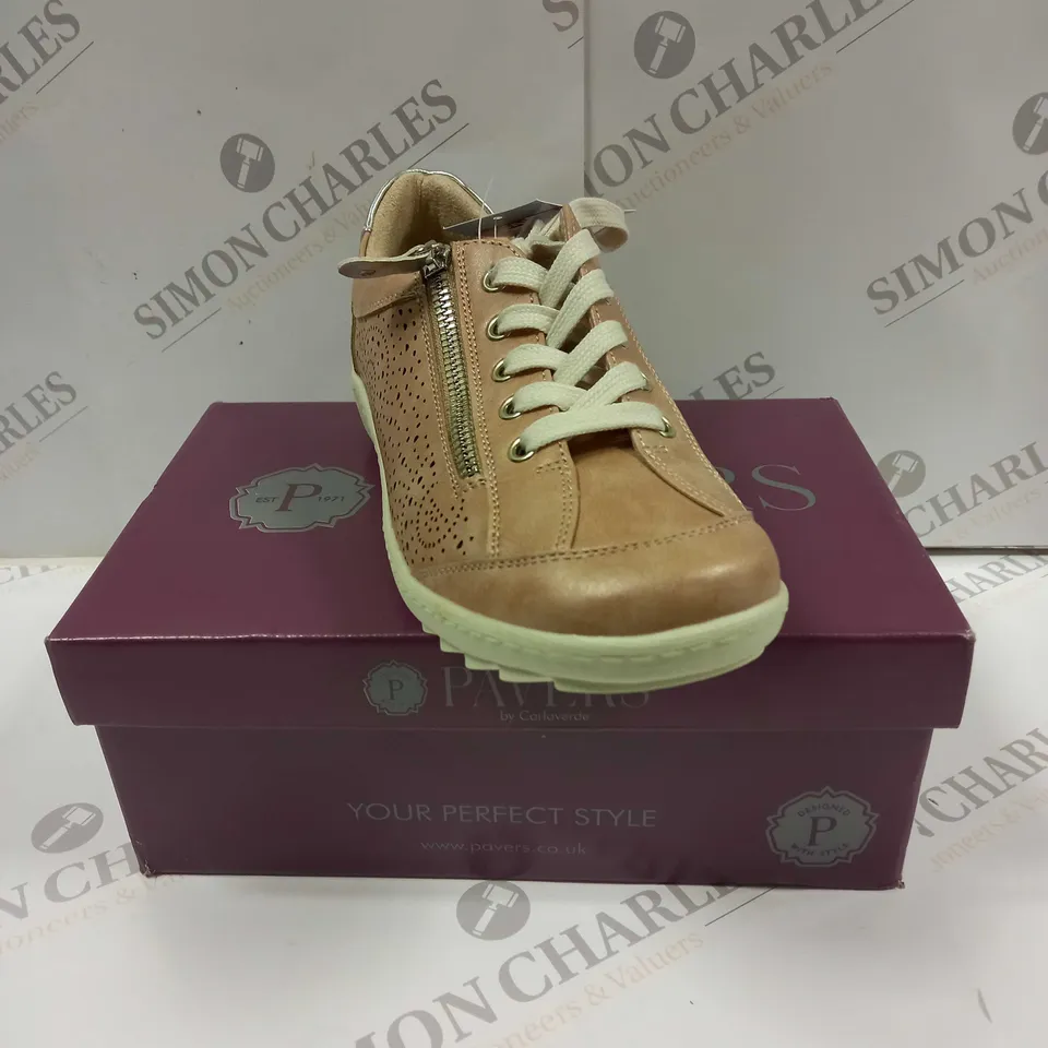 BOXED PAIR OF PAVERS TRAINERS UK SIZE 4