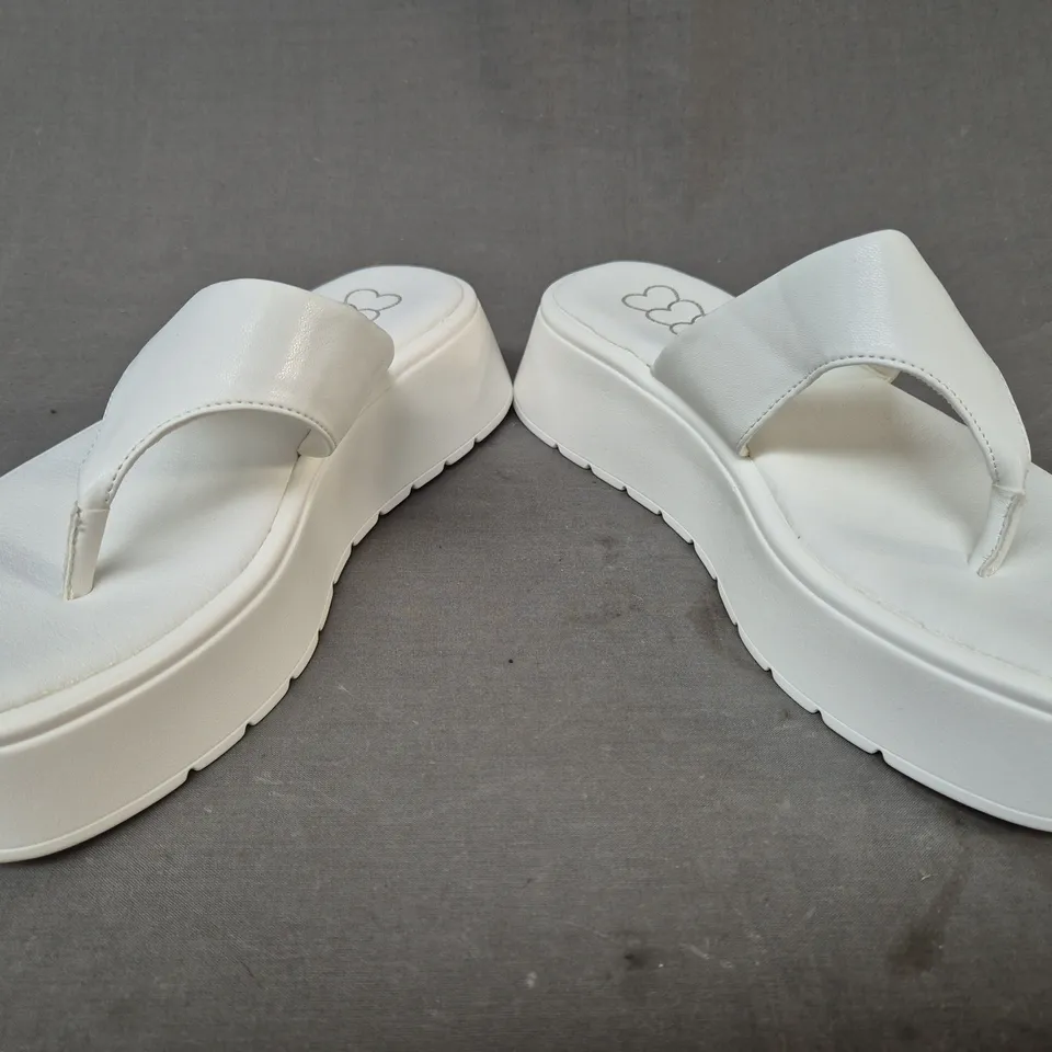 BOXED PAIR OF KOI ALORA CHUNKY THONG SLIDERS IN WHITE UK SIZE 6