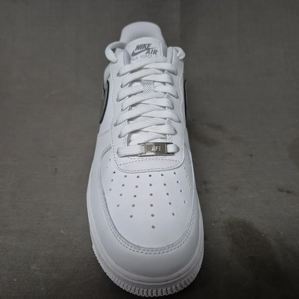 BOXED PAIR OF NIKE WOMEN'S AIR FORCE 1 '07 ESS SHOES IN WHITE/METALLIC SILVER UK SIZE 8.5