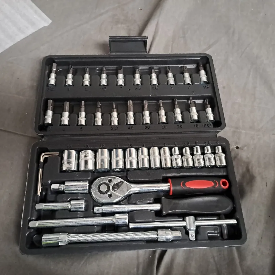 46PCS SOCKET WRENCH SET 