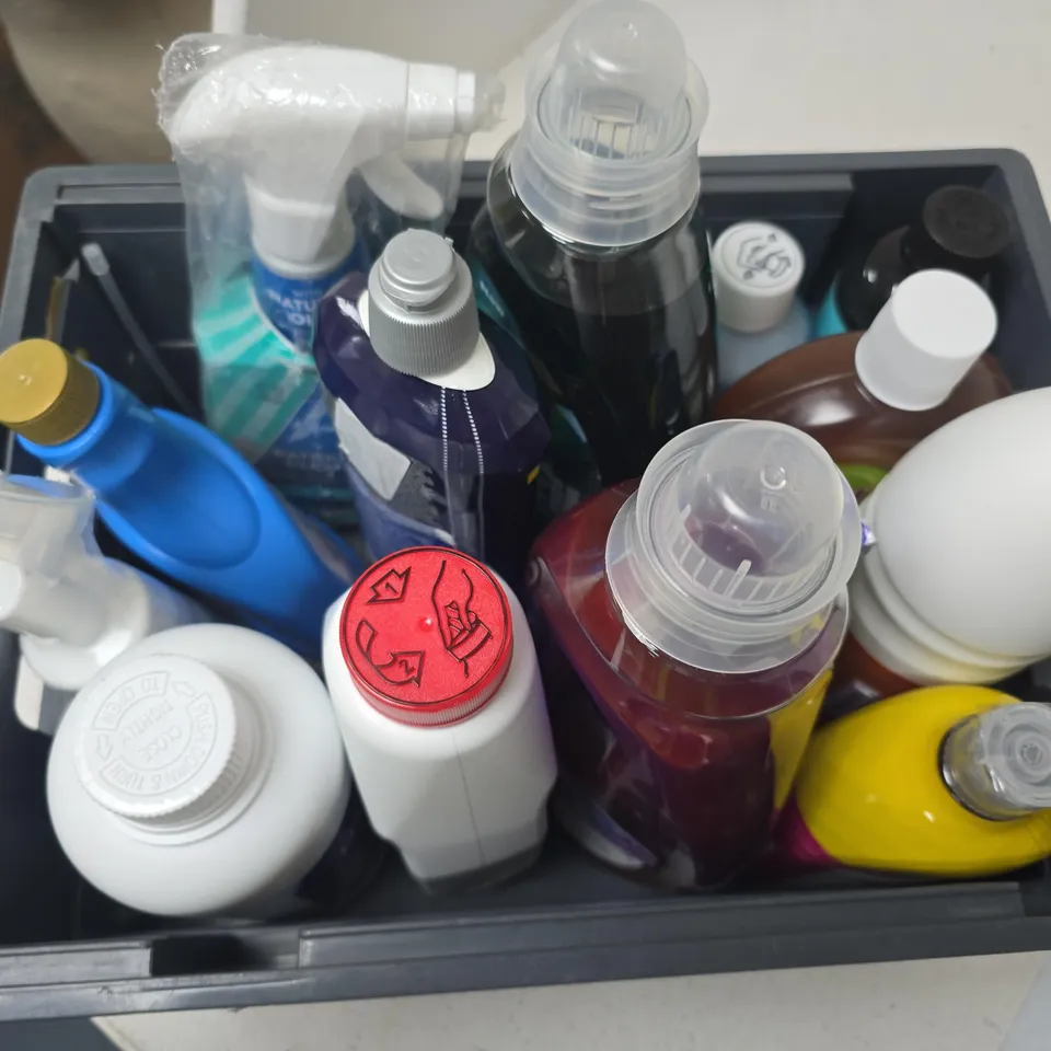 APPROXIMATELY 12 ASSORTED HOUSEHOLD LIQUID PRODUCTS TO INCLUDE FABULOSA PET URINE DESTROYER, EPOXY RESIN, FINISH RINSE & SHINE AID, ETC