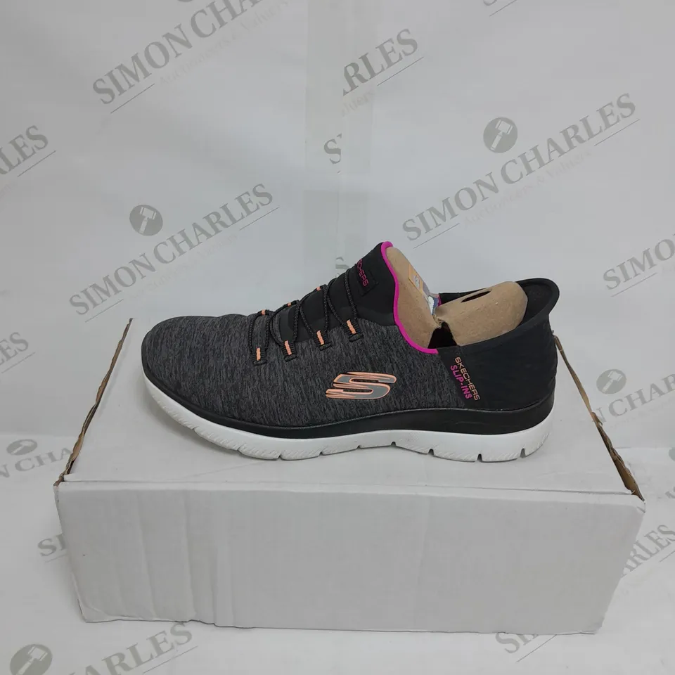 BOXED PAIR OF SKETCHERS SUMMIT SLIP ON TRAINER BLACK SIZE 5