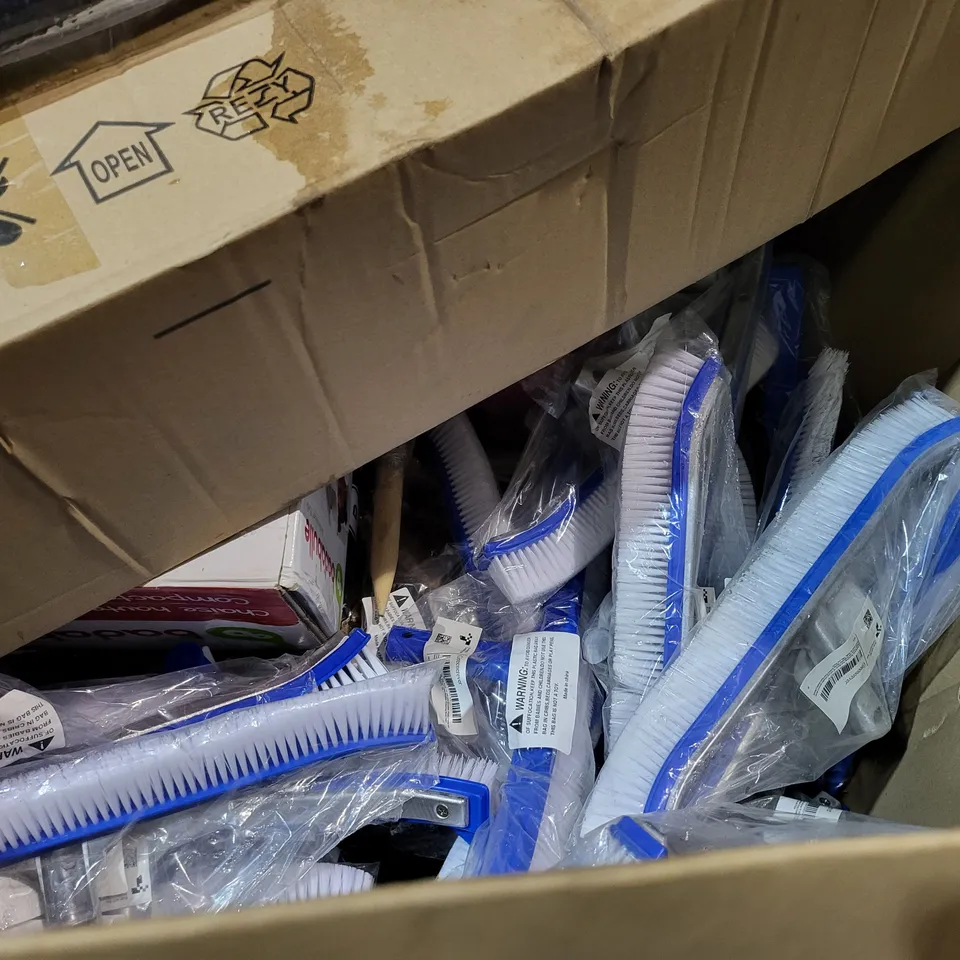 PALLET OF A SIGNIFICANT QUANTITY OF ASSORTED ITEMS TO INCLUDE BIGFISH VINTAGE STYLE FLAT PACK WOODEN BENCH, METAL BASEBALL BAT, BUSHBABY DREAM TREE, ETC 