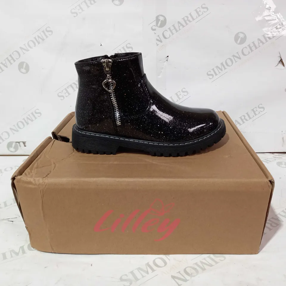 BOXED PAIR OF LILLEY MINNIE BOOTS IN BLACK W. GLITTER EFFECT UK SIZE CHILDREN'S 13