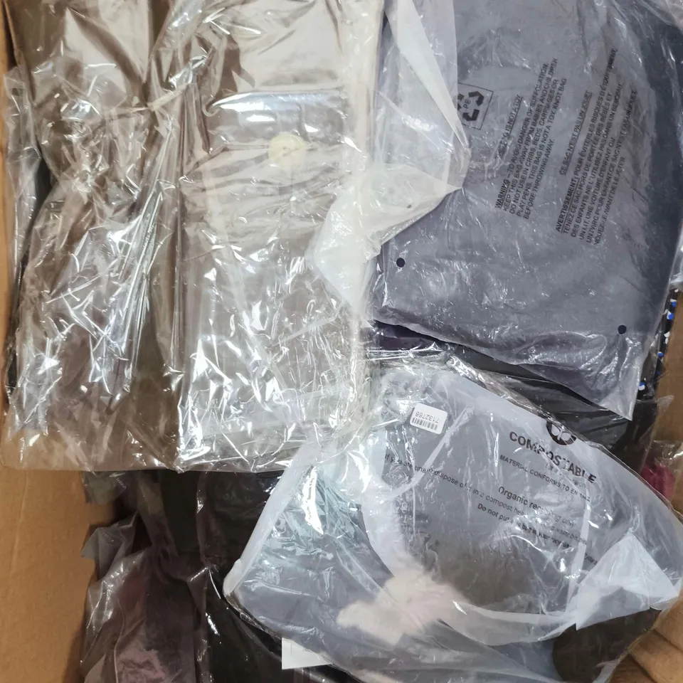 APPROXIMATELY 30 ASSORTED WOMENS CLOTHING ITEMS IN VARIOUS SIZES & STYLES