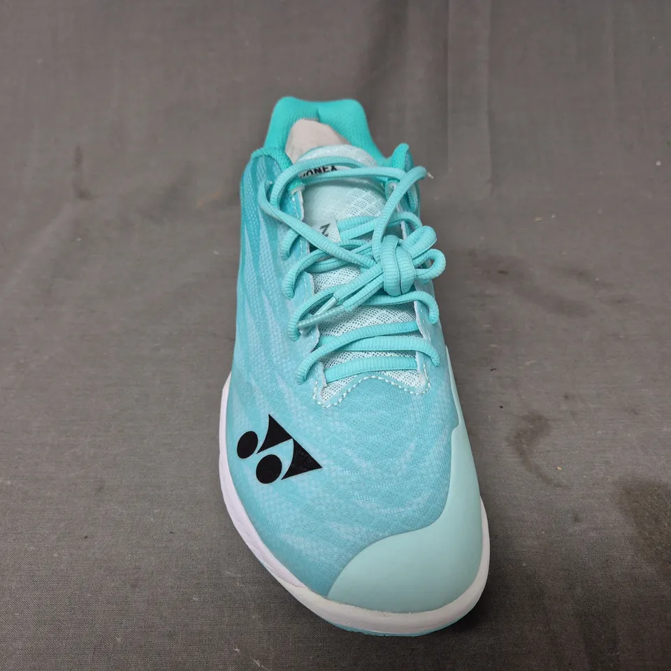 BOXED PAIR OF YONEX POWER CUSHION AERUS Z WOMEN'S SHOES IN MINT UK SIZE 7.5