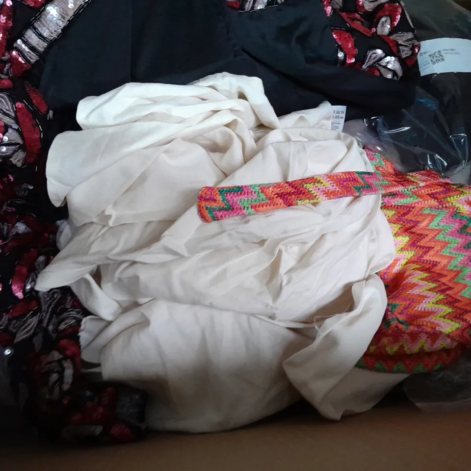 BOX OF APPROXIMATELY 20 ASSORTED CLOTHING ITEMS TO INCLUDE - HIGH VIS , SWIMMING COSTUME , SOCKS ETC