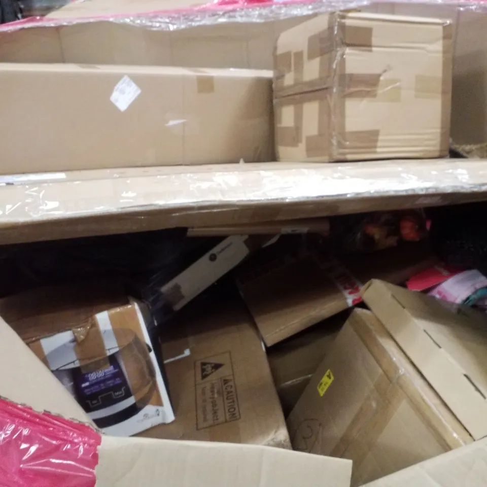 PALLET CONTAINING ASSORTED PRODUCTS INCLUDING CHAIR MAT, SOLAR PANEL KIT, 2IN1 LAWN SCARIFIER, BROODER HEN & 4 WHEEL SHOPPING TROLLEY