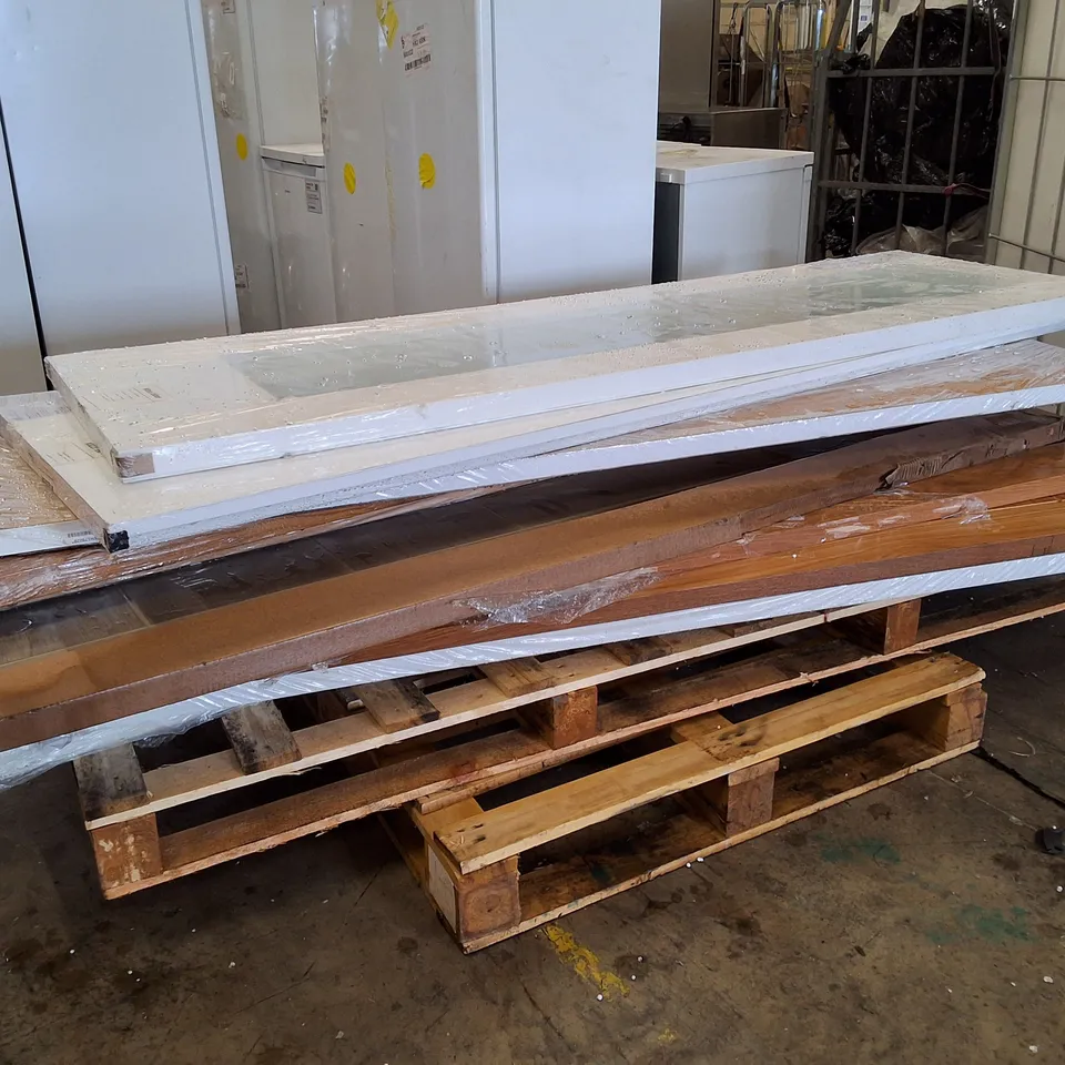 PALLET CONTAINING 10 ASSORTED INTERNAL DOORS