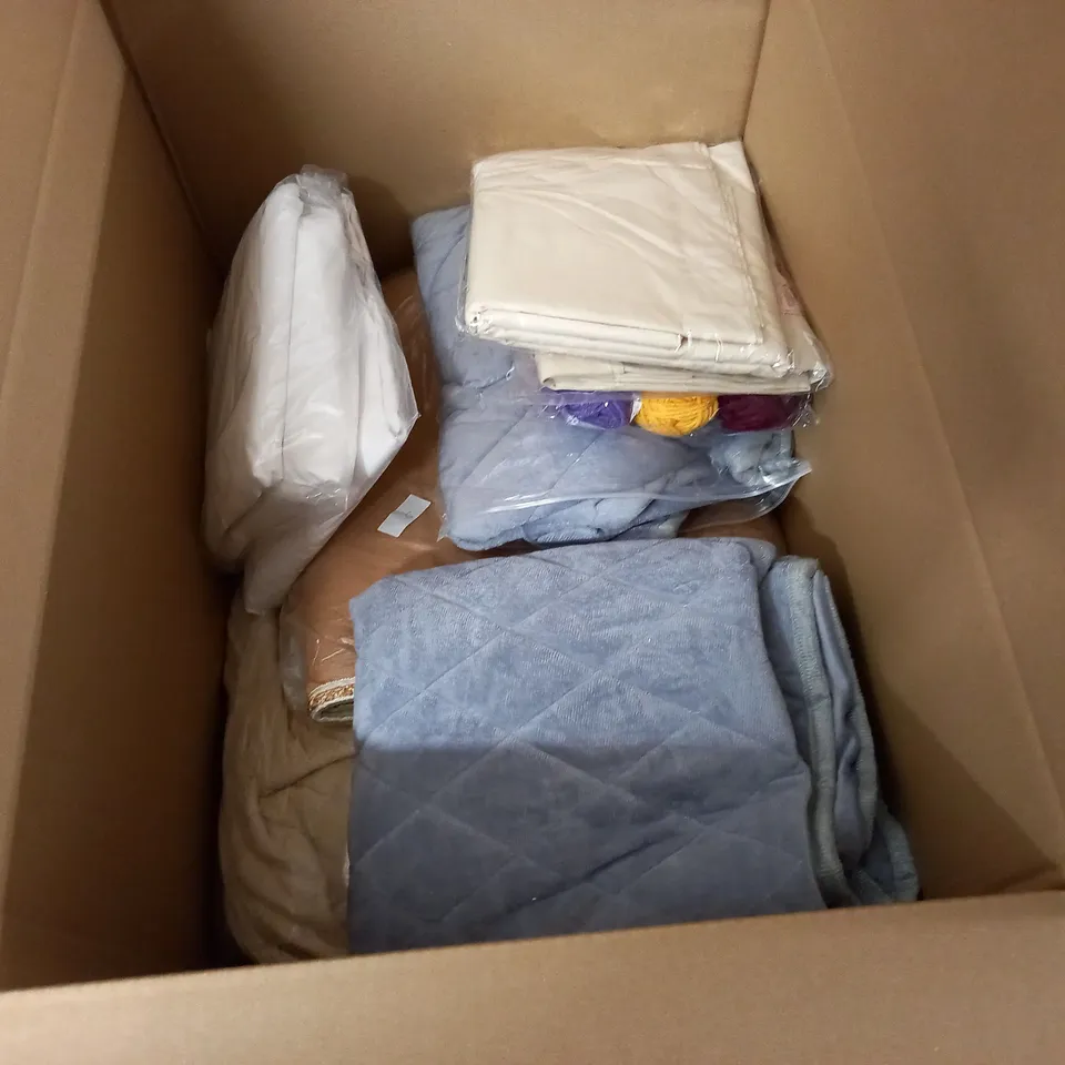 LOT OF ASSORTED HOUSEHOLD FABRIC ITEMS 