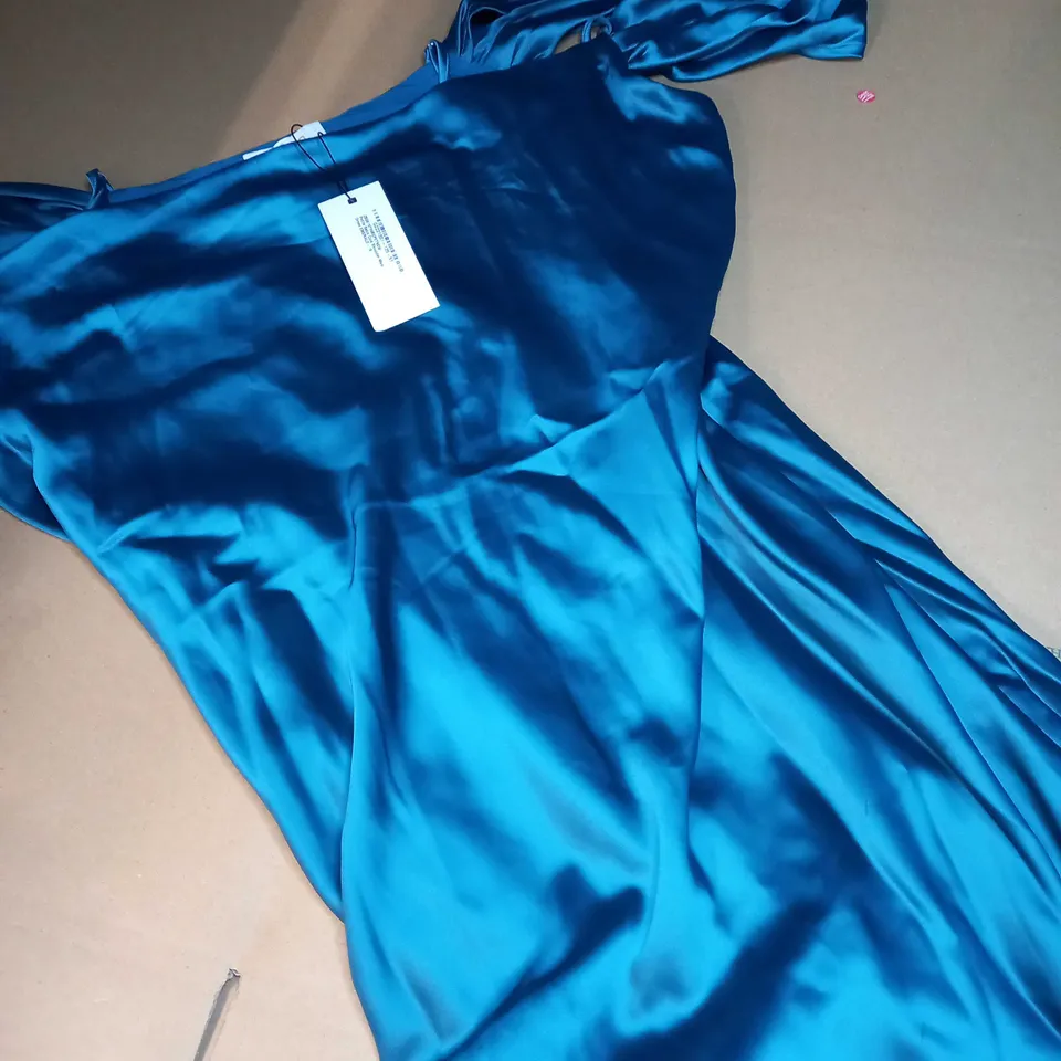 BOOHOO EMERALD SATIN COD SHOULDER MAXI DRESS - SIZE 18 PETITE