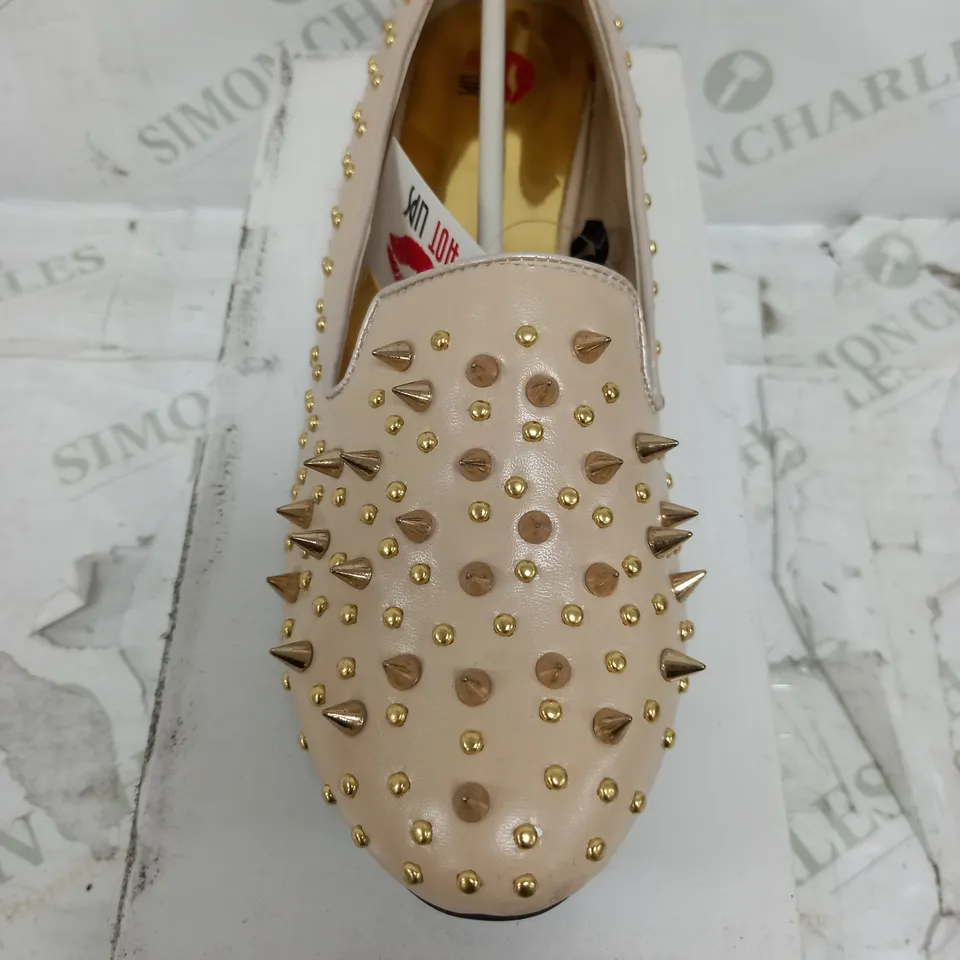 FLAT HEELED CHAMPAGNE SPIKEY GOLD SHOE SIZE 8