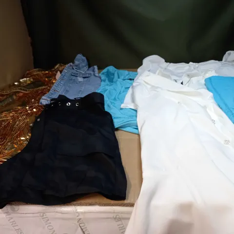 LOT OF APPROX 25 ASSORTED CLOTHING ITEMS VARYING IN SIZE/COLOUR/STYLE TO INCLUDE: TROUSERS, TOPS, DRESSES