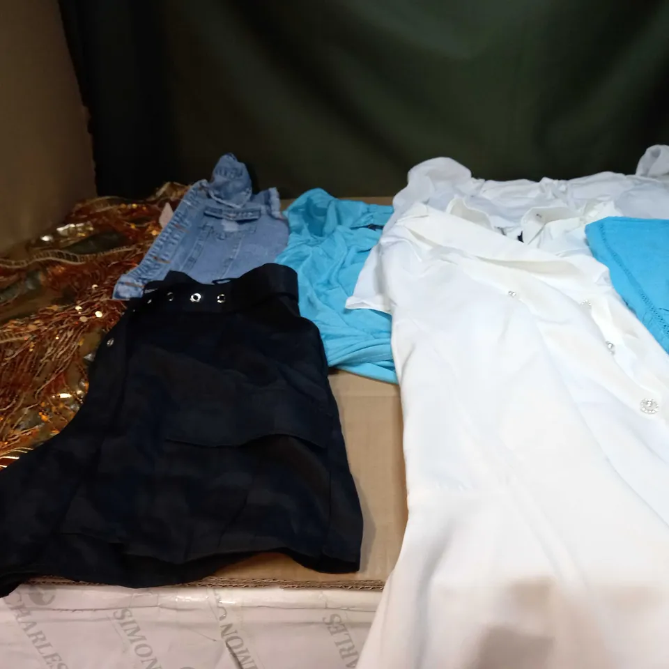 LOT OF APPROX 25 ASSORTED CLOTHING ITEMS VARYING IN SIZE/COLOUR/STYLE TO INCLUDE: TROUSERS, TOPS, DRESSES