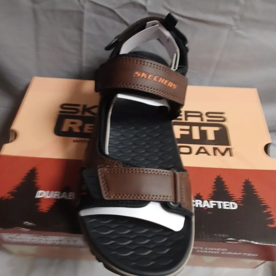 BOXED PAIR OF SKECHERS RELAXED FIT SANDALS WITH LUXE FOAM – (UK 9)