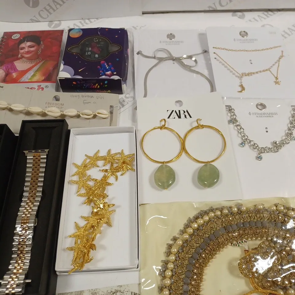 LOT OF 11 ASSORTED COSTUME JEWELLERY AND WATCH ITEMS 