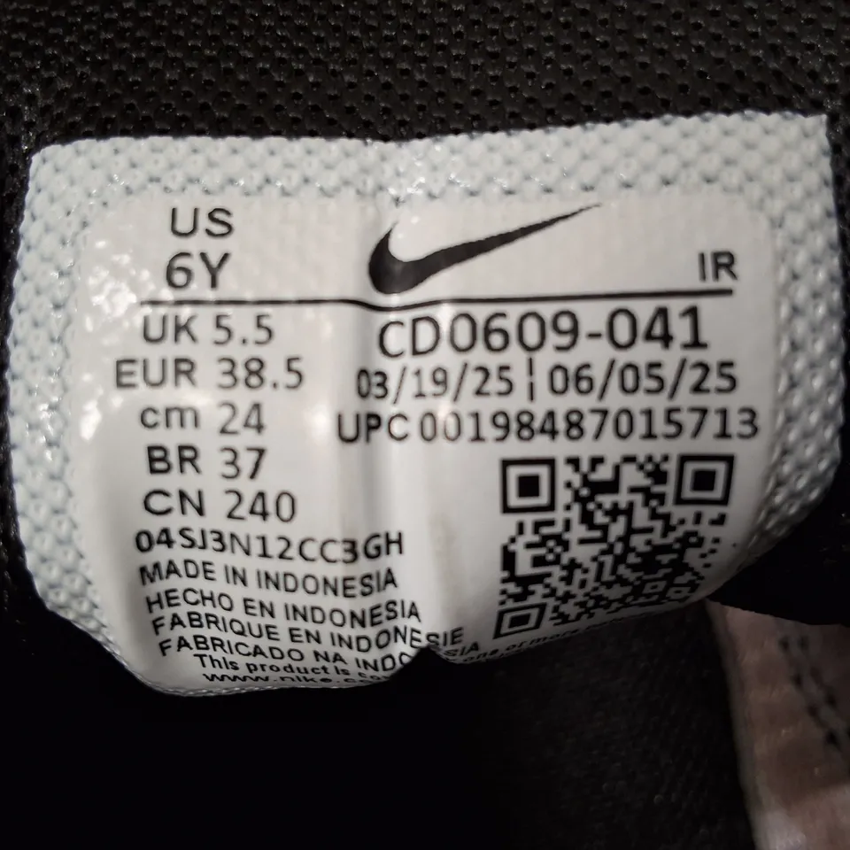 NIKE YOUTH RUNNING SHOES – UK 5.5 (US 6Y) ORANGE/BLACK
