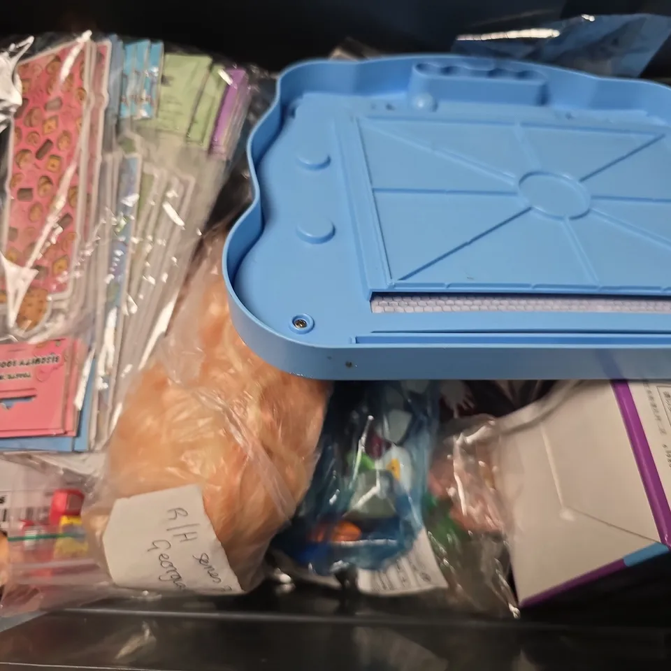 APPROXIMATELY 12 ASSORTED TOYS & GAMES TO INCLUDE - HOT WHEELS MONSTER TRUCK , BLANK NOTE CARDS ETC