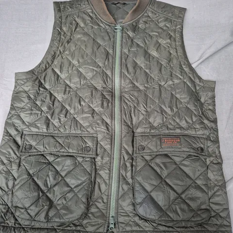 QUILTED BARBOUR GILET IN GREEN - MEDIUM