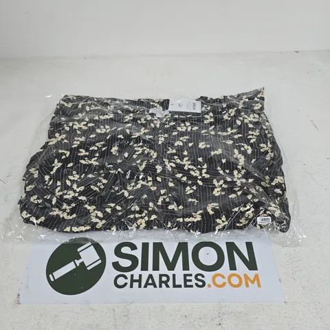 APPROXIMATELY 25 TAMSY FLORAL PRINT MAXI DRESSES - L
