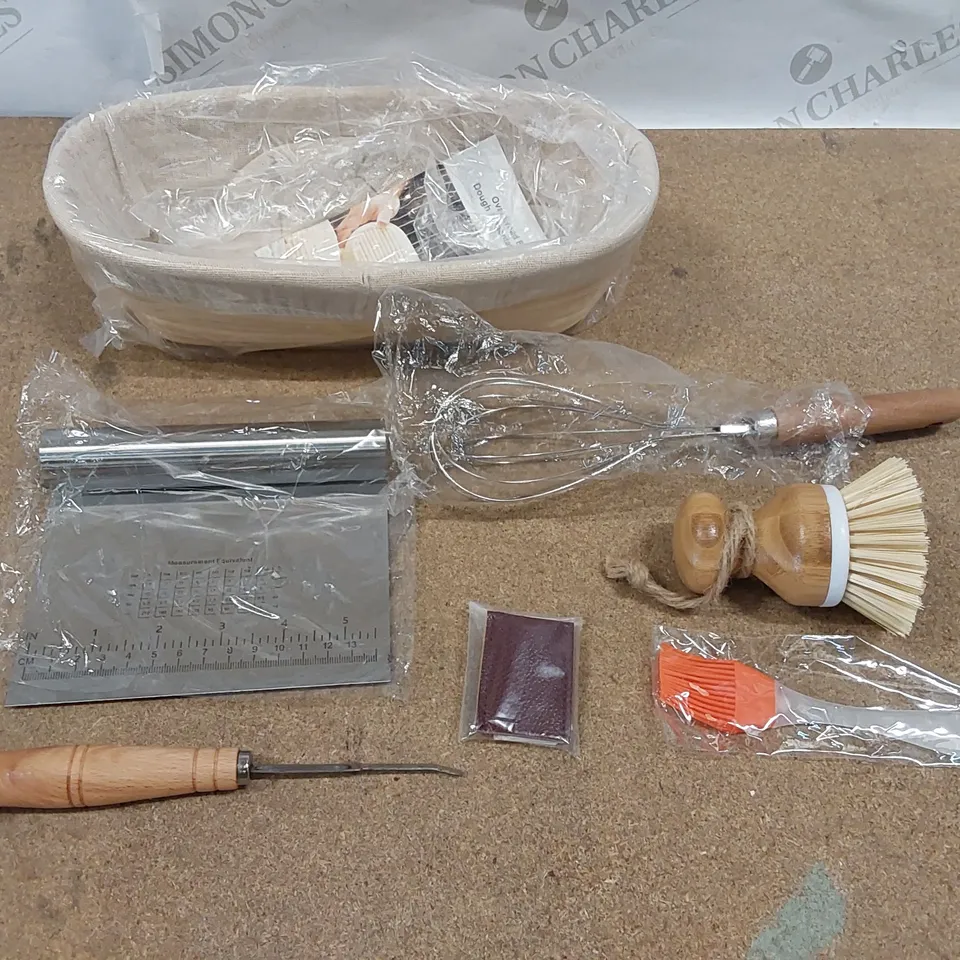 BRAND NEW BOXED BREAD MAKING KIT INCLUDING BREAD PROOFING BASKET (1 BOX)