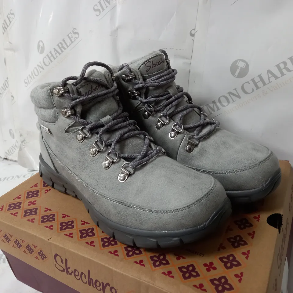 BOXED SKECHERS SYNERGY WARM TECH BOOTS, GREY - SIZE 5.5