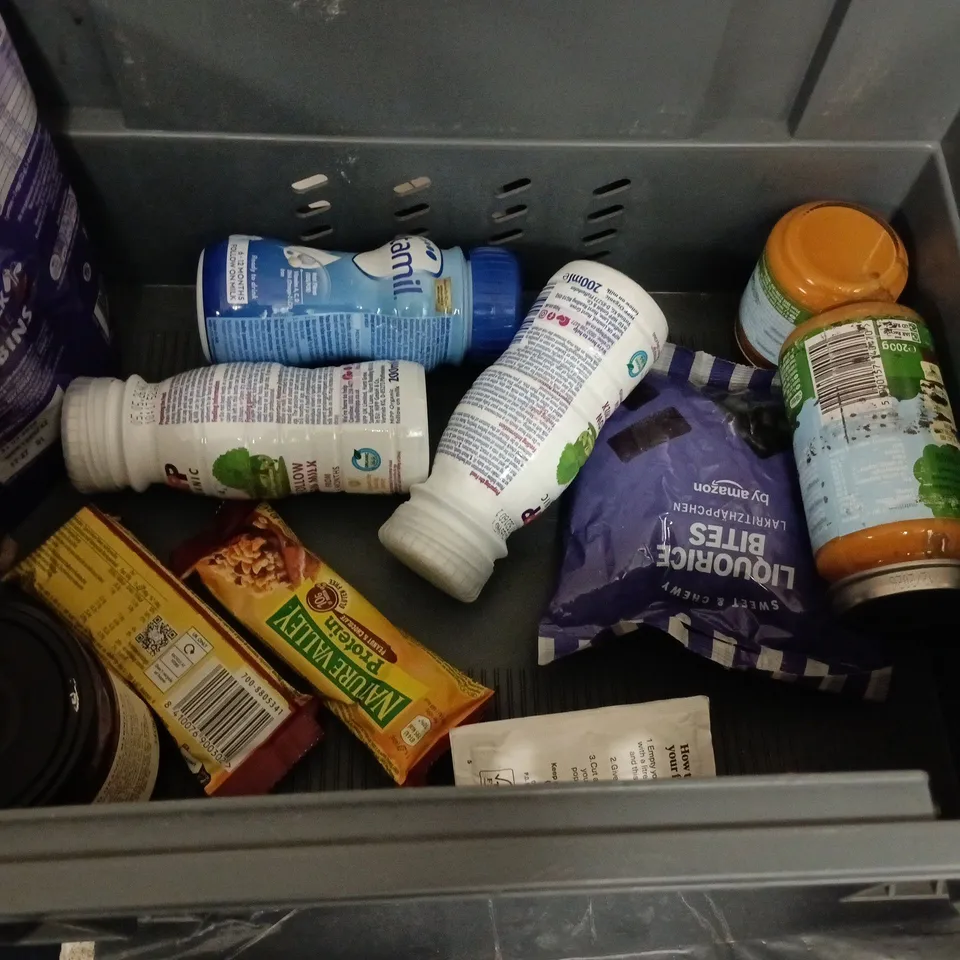 LOT OF APPROXIMATELY 20 ASSORTED FOOD ITEMS TOINCLUDE WHOLE ALMONDS, CADBURYS CHOCOLATE AND MINCE PIES