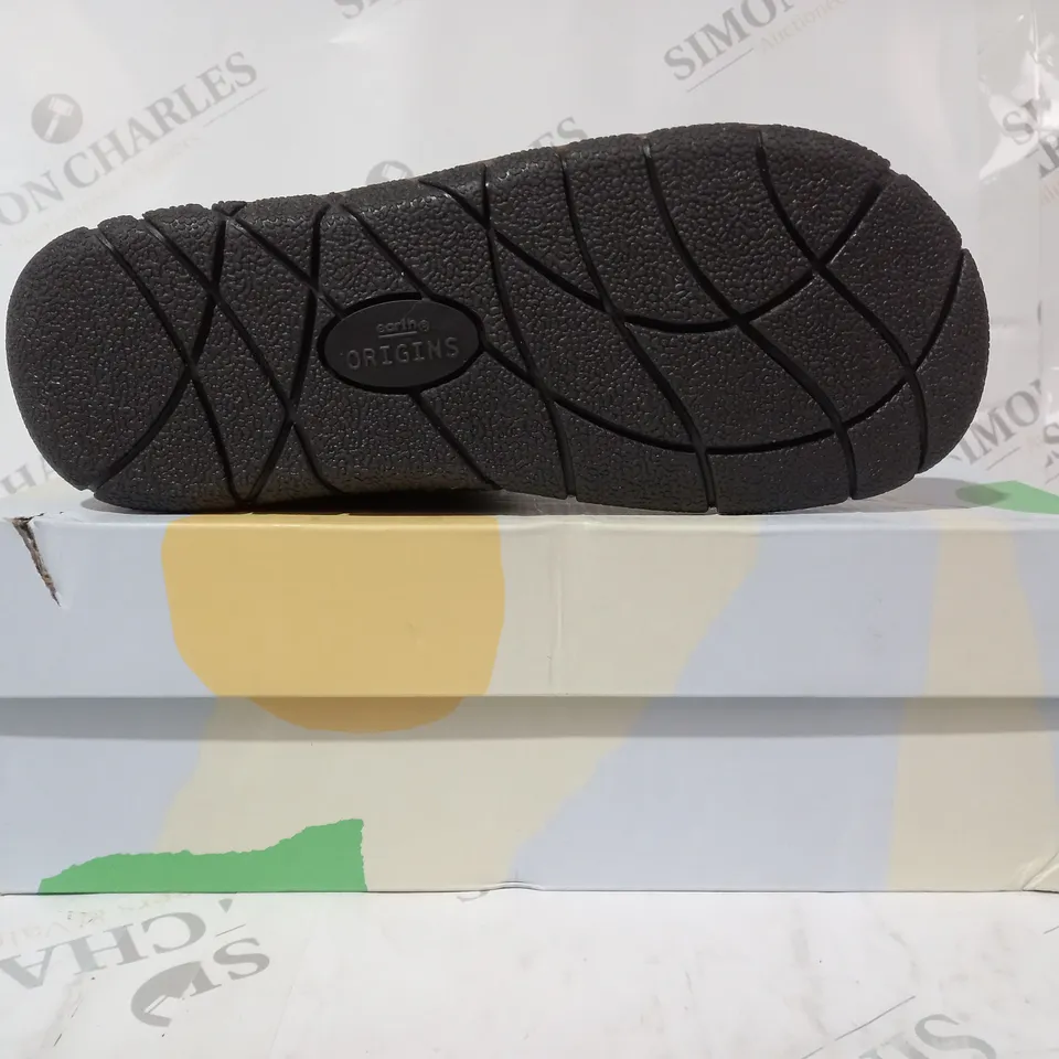 BOXED PAIR OF EARTH ORIGINS EMMALYN BOOTIES IN GREY UK SIZE 5