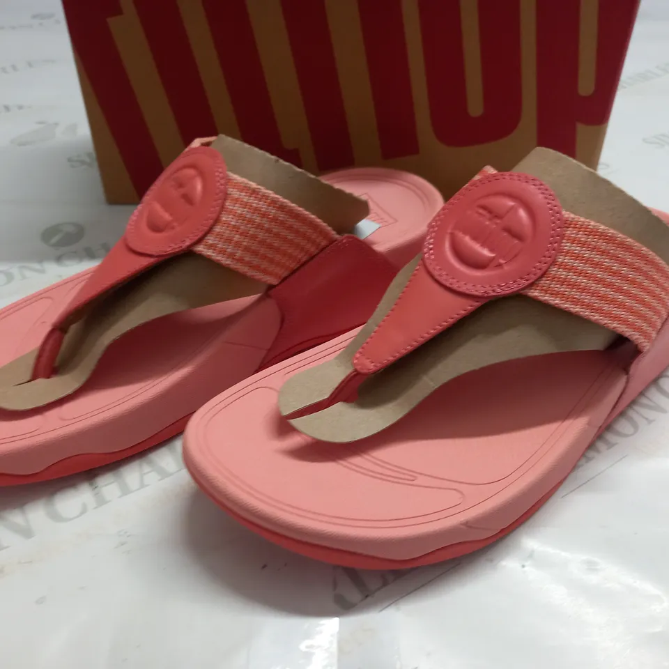 BOXED PAIR OF FITFLOP WALKSTAR TOE POST SANDALS IN SUNSHINE CORAL - UK 6