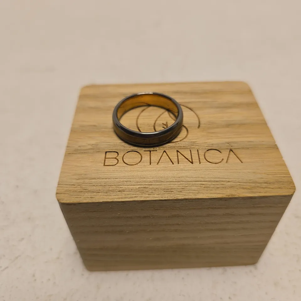SET OF 3 BOTANICA JEWELLERY ITEMS: BRACELET + 2 RINGS IN WOODEN BOXES